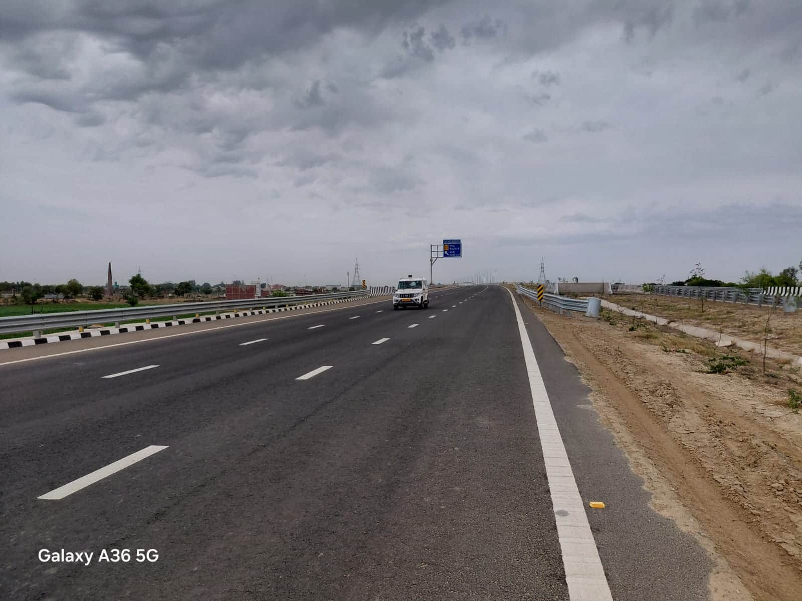 गंगा एक्सप्रेस-वे पर फराटा भरते वाहन। संवाद