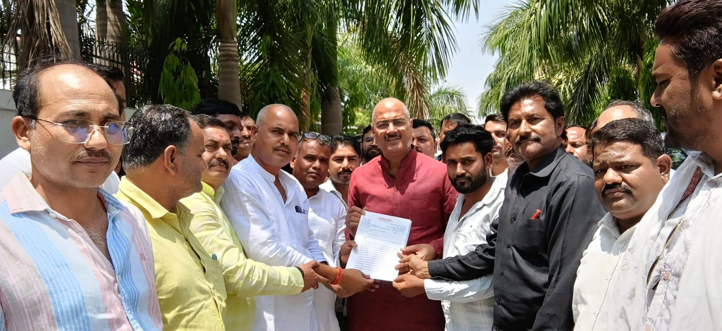 गौरीगंज स्थित डाक बंगले में विधायक राकेश प्रताप सिंह को ज्ञापन सौंपते प्रधान। स्रोत: संगठन