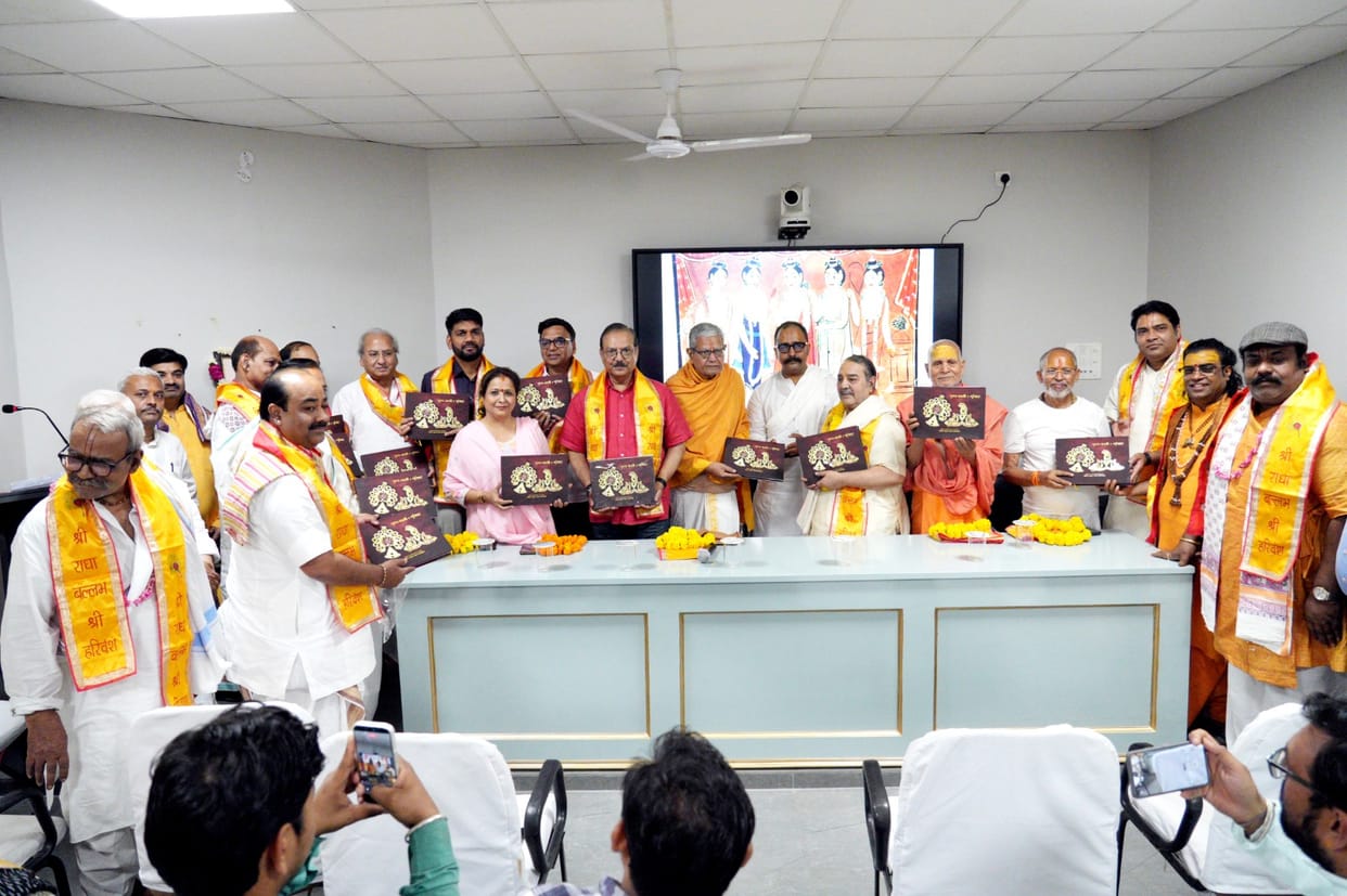 The Unique Tradition of 'Pushpa-Kali Shringar' Among the Sakhi Companions