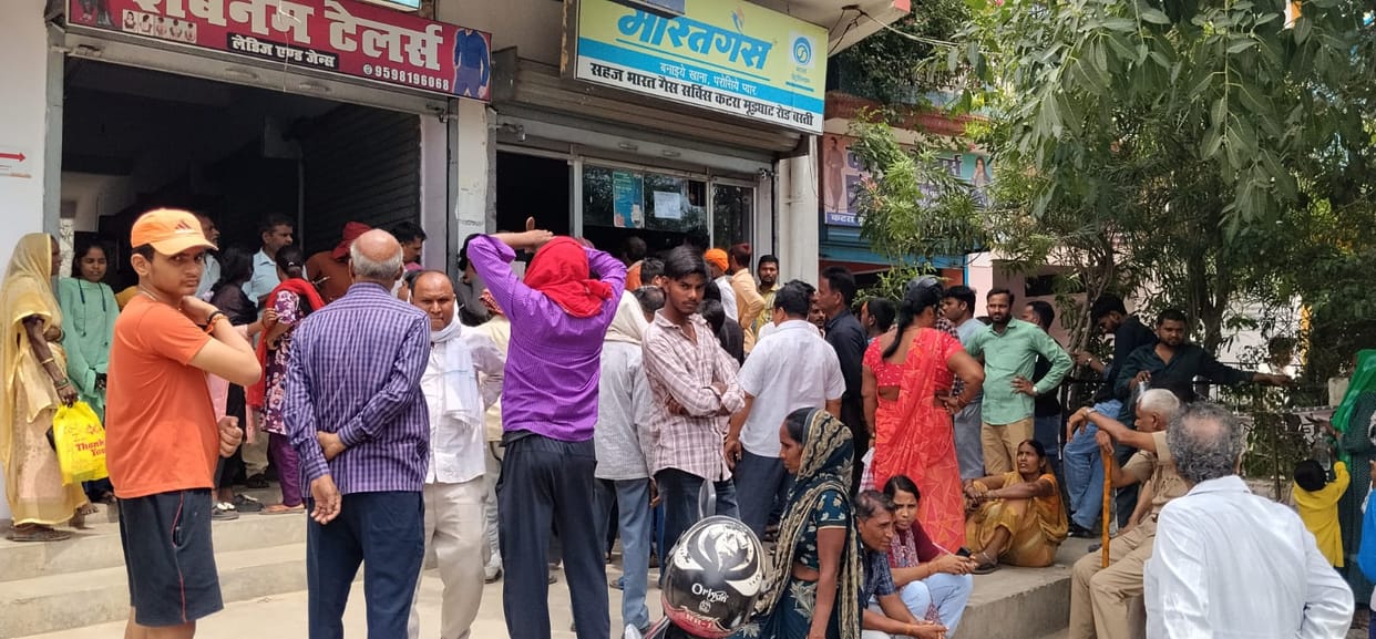 Agencies reopen after weekly shutdown, jostling ensues amid long queues