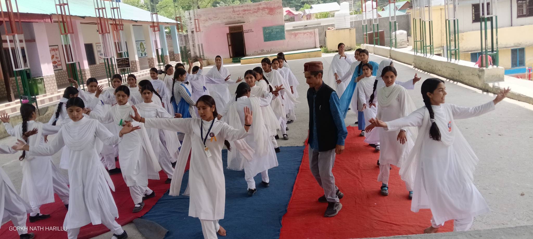 गद्दियाली लोक नृत्य का प्रशिक्षण लेते हए युवासंवाद