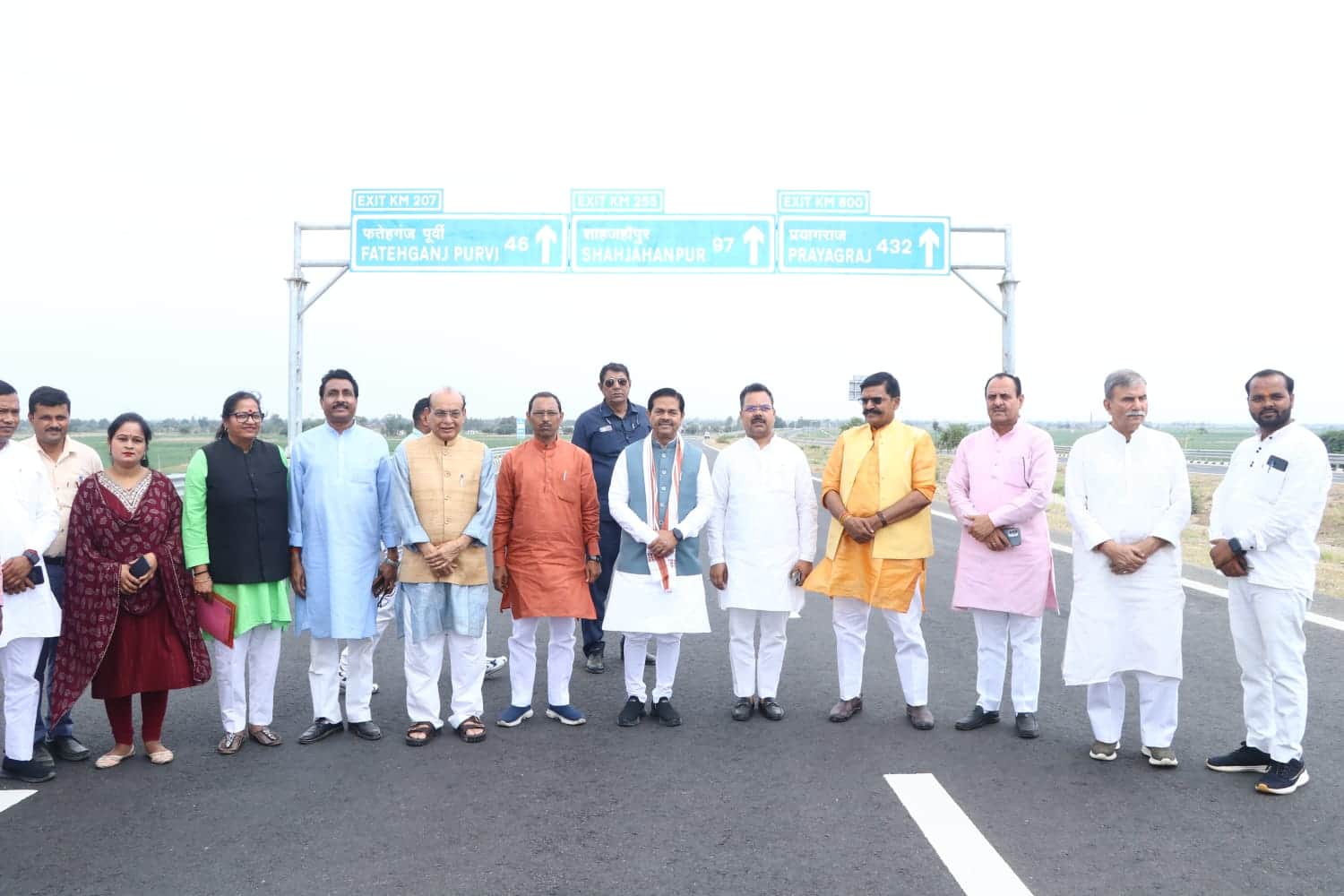 घटपुरी इंटरचेंज पर आयोजित गंगा एक्सप्रेस-वे शुभारंभ कार्यक्रम के बाद एक्सप्रेस-वे पर फोटो खिंच