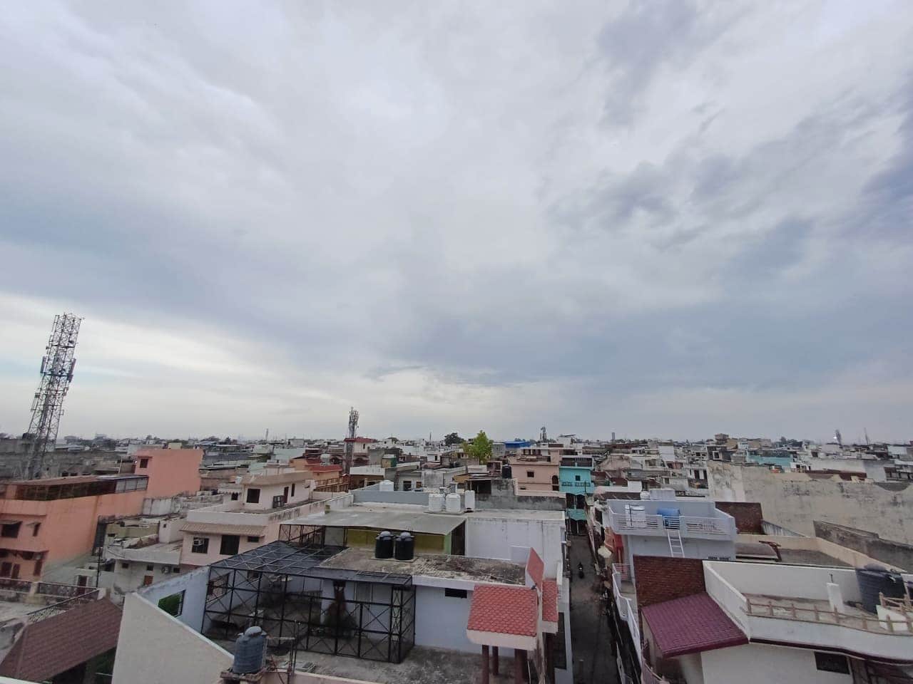 हापुड़ में सुबह बूंदाबांदी के  बाद आसमान में छाये बादल। संवाद