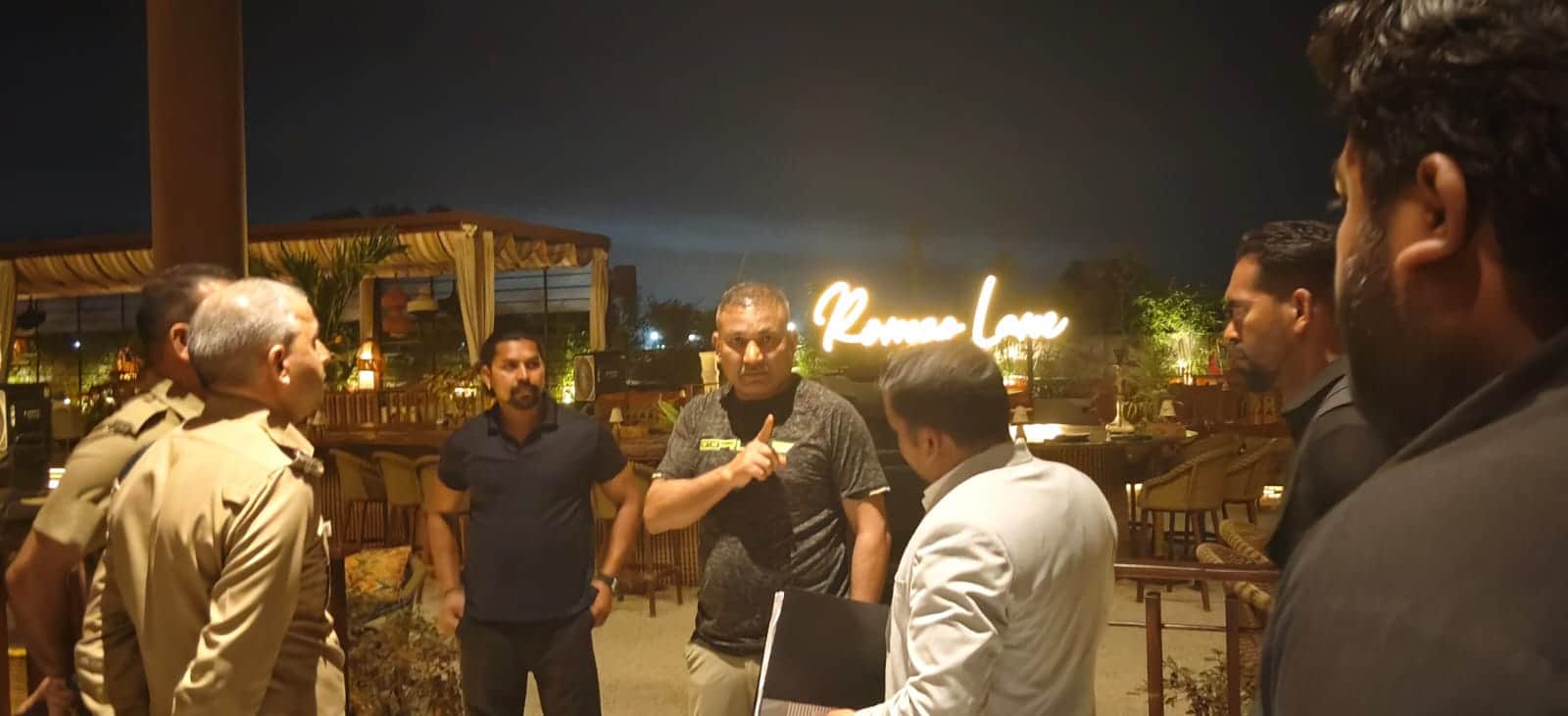 हरिद्वार हाईवे पर देर रात रेस्टोरेंट खुलने के बाद इंस्पेक्टर प्रदीप सिंह बिष्ट ने मौके पर मिले 