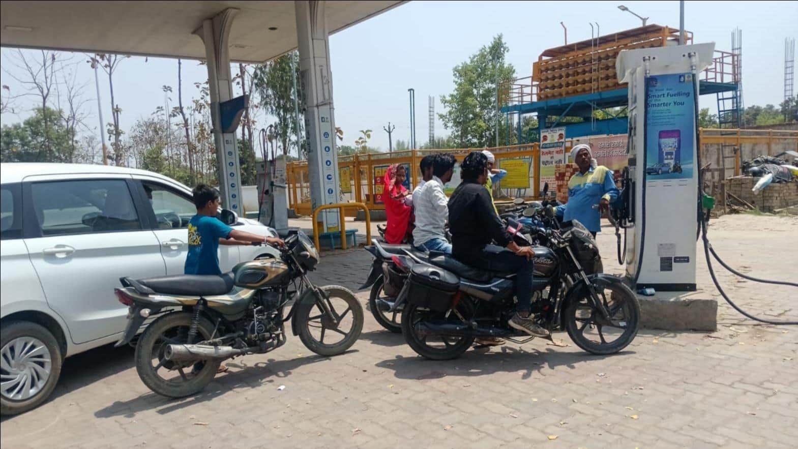  इकौना स्थित श्रावस्ती फिलिंग सेंटर पर बिना भीड़ बाइक सवारों को पेट्रोल देता कर्मी।