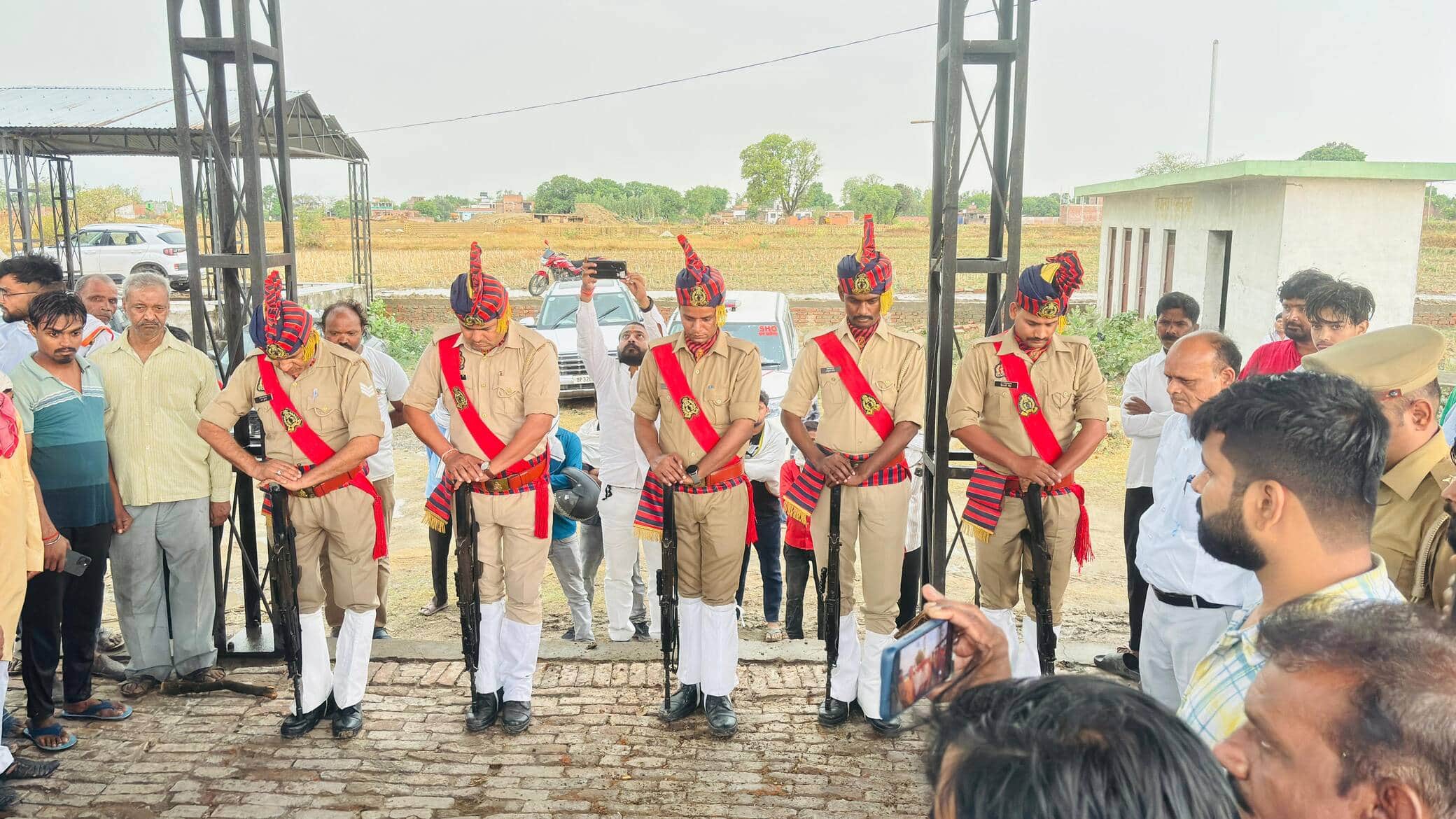 इल्तिफातगंज में सरयू नदी के तट पर सहजौरा घाट पर बुधवार दिवंगत लोकतंत्र सेनानी आचार्य जगदेव सिंह