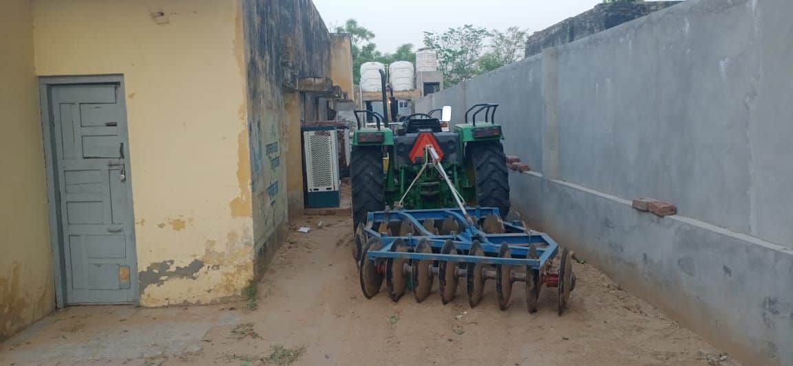   जूई थाने में खड़ा ट्रैक्टर।