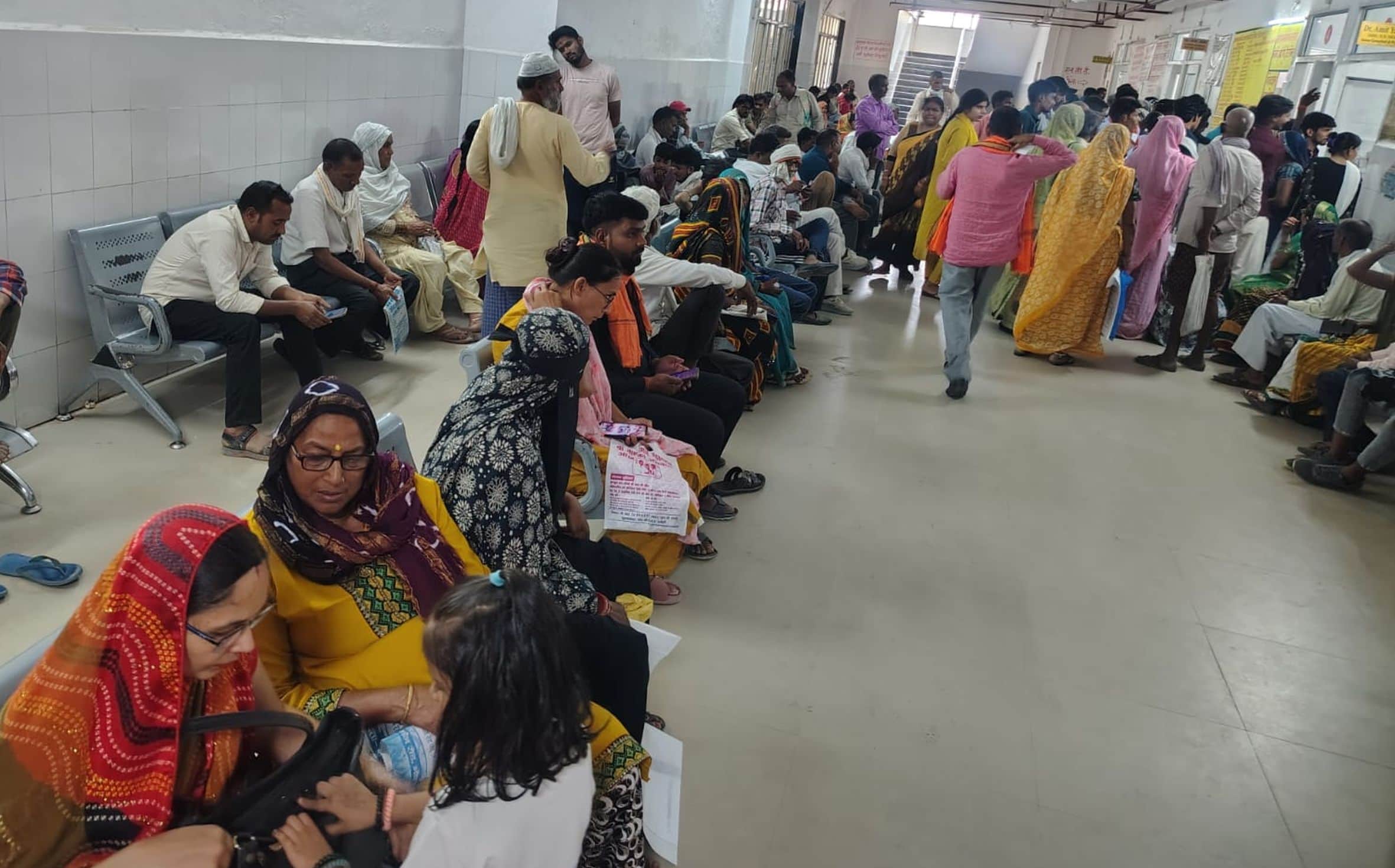  जिला अस्पताल के ओपीडी कक्ष के बाहर अपनी बारी के इंतजार में बैठे मरीज। -संवाद