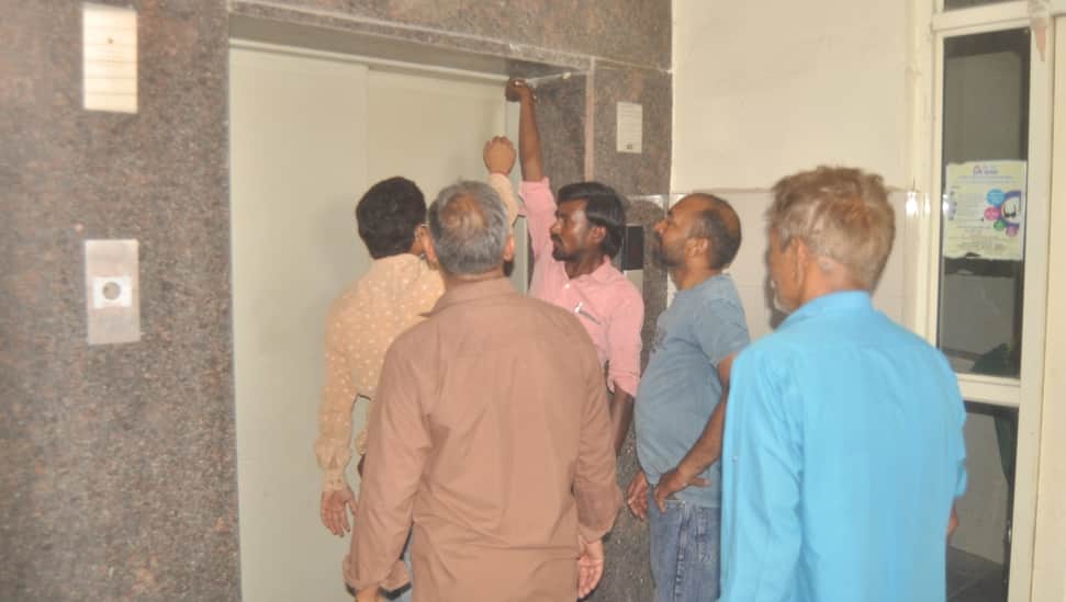 जिला अस्पताल में बंद हुई लिफ्ट को खोलने का प्रयास करते लोग। संवाद