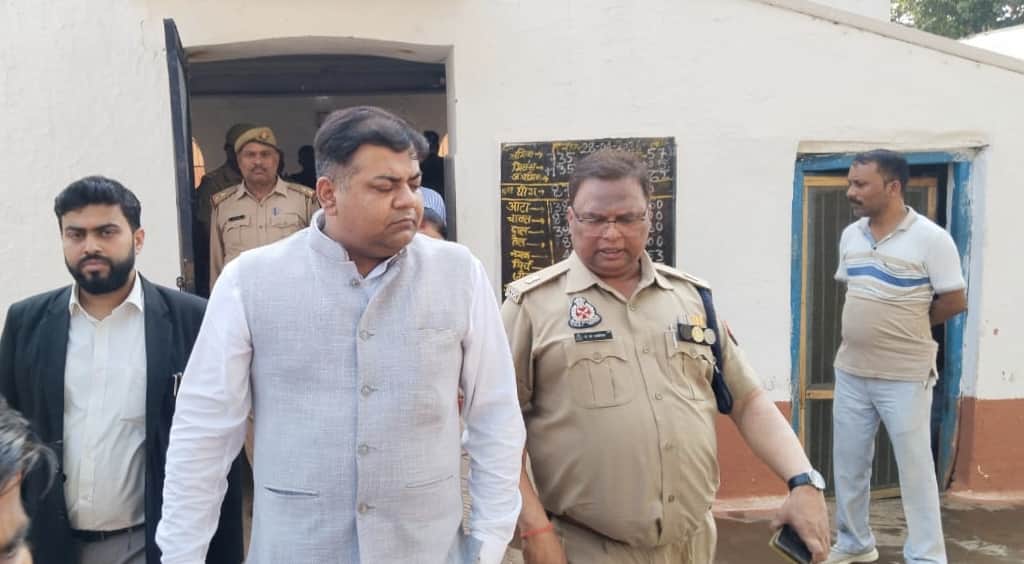 जिला कारागार में निरीक्षण करने पहुंचे जिला विधिक सेवा प्राधिकरण के सचिव व एसीजेएम अम्बरीष त्रिप