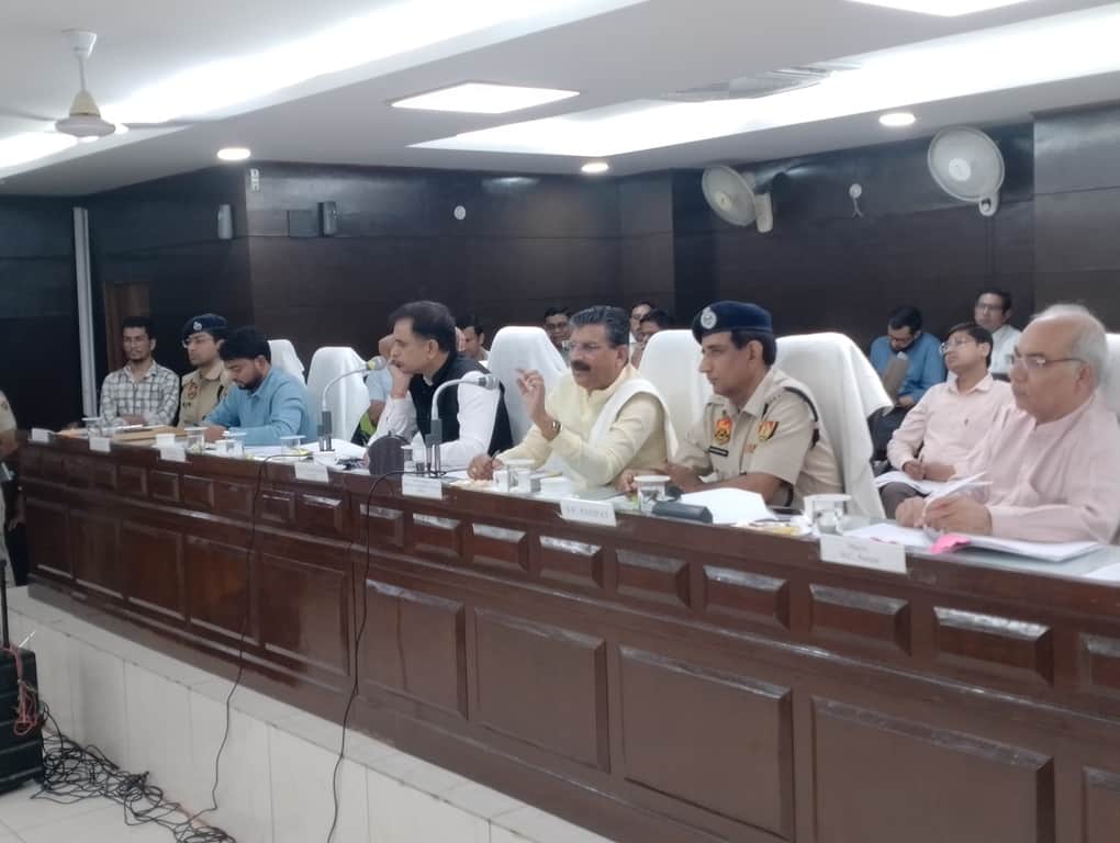 जिला कष्ट निवारण समिति की बैठक में अधिकारियों को निर्देश देते मंत्री कृष्ण बेदी। संवाद