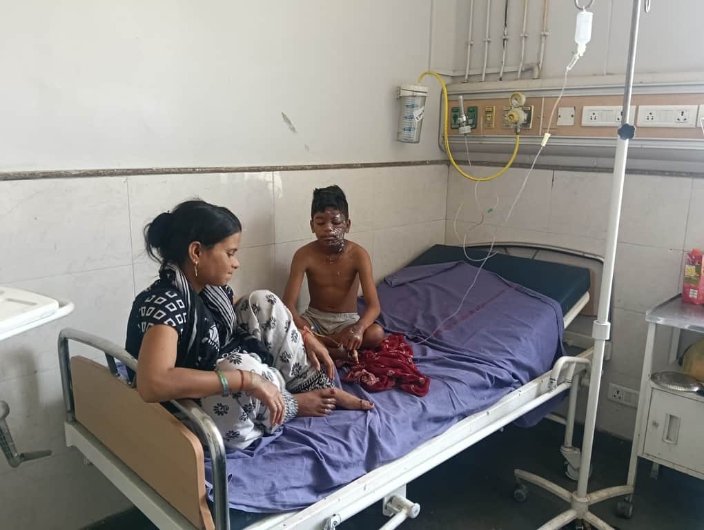 जिला नागरिक अस्पताल में उपचारधीन मासूम बच्चा। संवाद