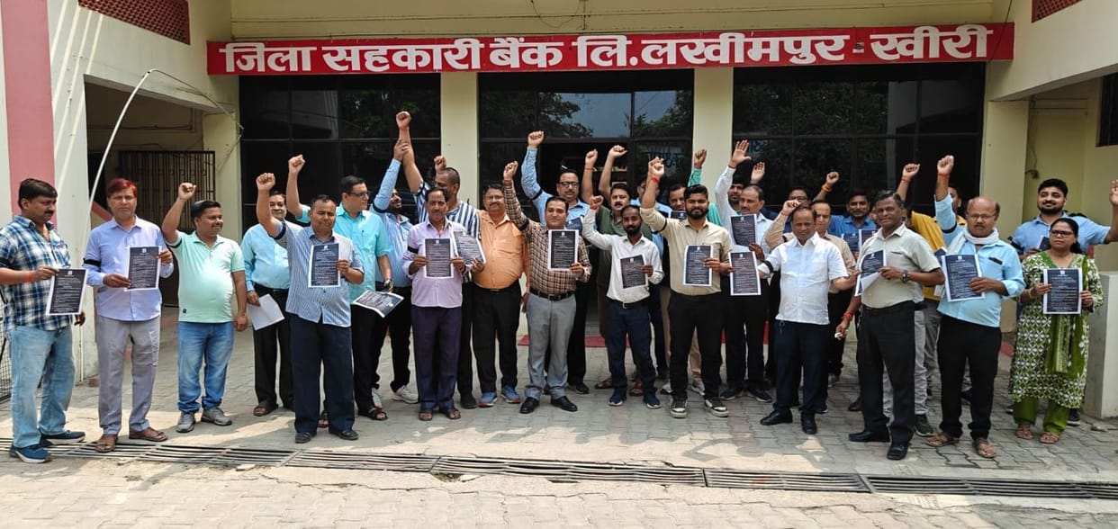 Cooperative bank employees protested by wearing black bands