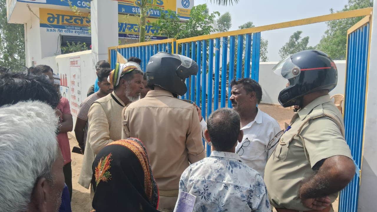 जलालपुर के मंगुराडिला स्थित भारत गैस एजेंसी पर बुधवार को शिकायत मिलने पर उपभोक्ताओं को समझाती 