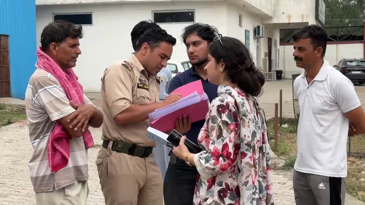 कुमरी निवासी शुभम की संदिग्ध परिस्थितियों में मौत के बादजीएमसी कठुआ में मौके पर पहुंची पुलिस 