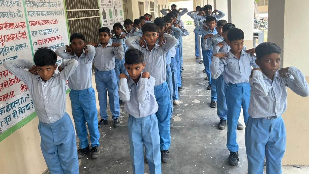 कुरुक्षेत्र। आयुर्वेदिक शिविर के दौरान योगाभ्यास करते स्कूली बच्चे। विज्ञप्ति