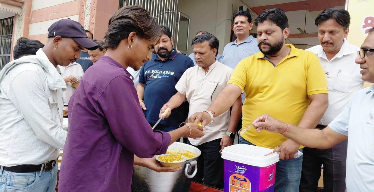 Vaishya community served food to the needy