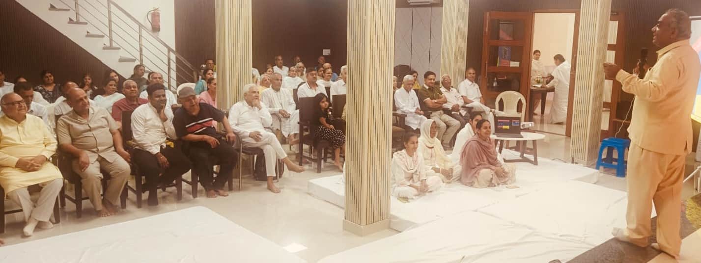 कुरुक्षेत्र। ब्रह्मा कुमारीज द्वारा आयोजित कार्यशाला में हिस्सा लेते वरिष्ठ नागरिक एवं अन्य। स्