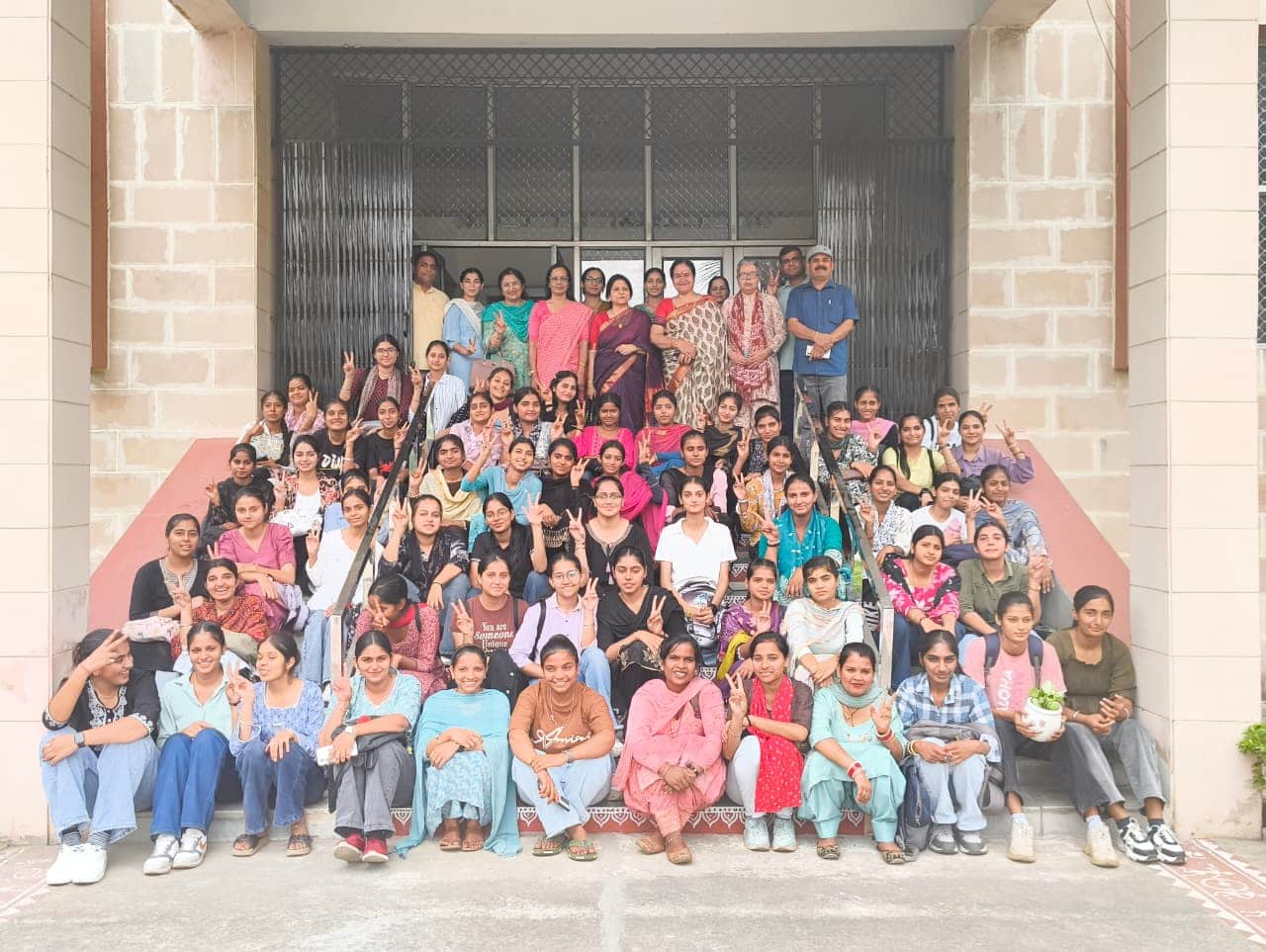 कुरुक्षेत्र। महिला यौन उत्पीड़न के विरुद्ध जागरूकता कार्यक्रम के दौरान चित्र खिंचवाती महिला शिक