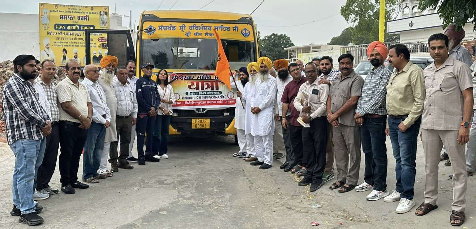 कुरुक्षेत्र। धार्मिक यात्रा को झंडी दिखाकर रवाना करते एसजीपीसी के सदस्य हरभजन सिंह मसाना। स्वयं