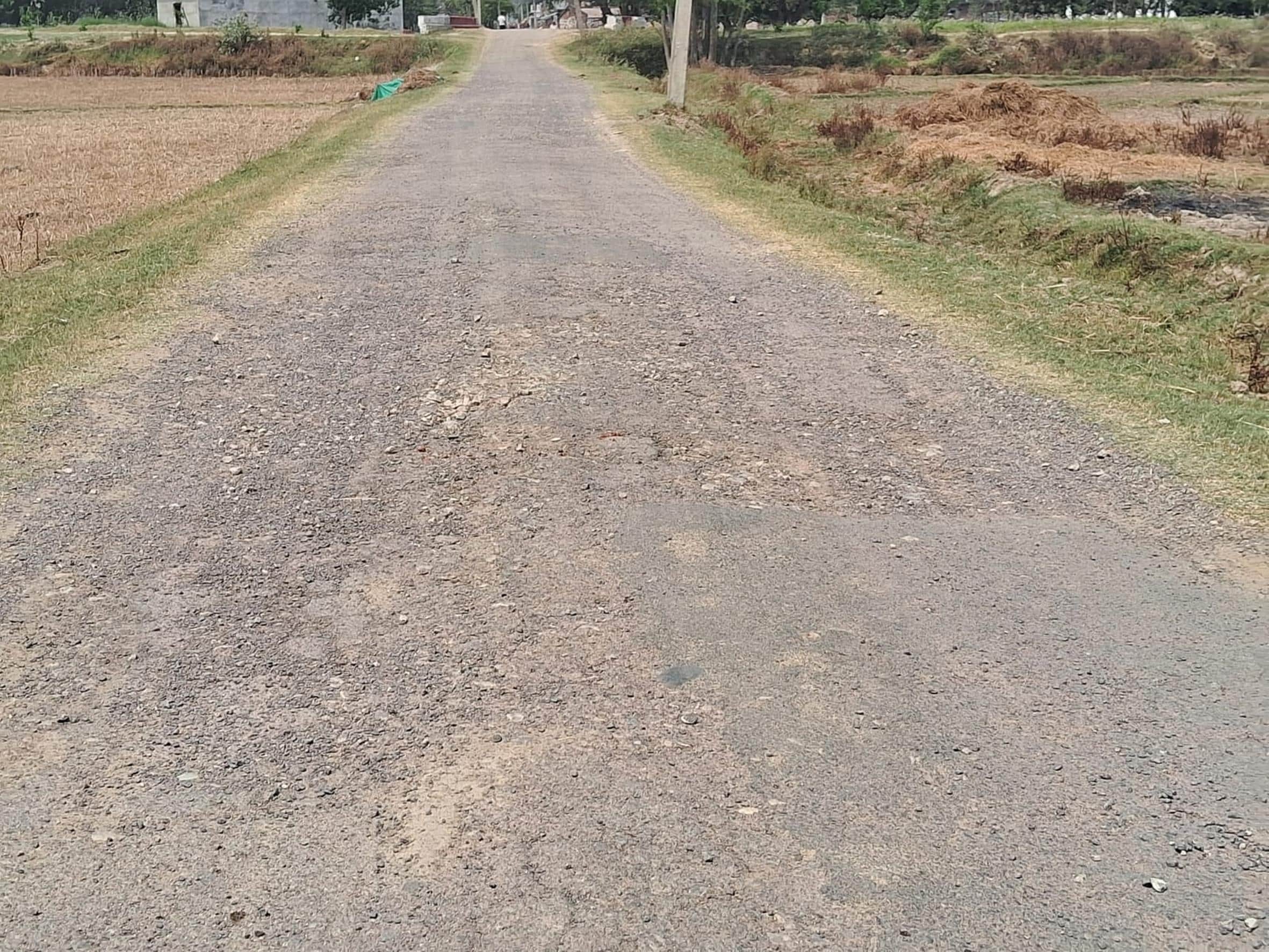 खैरहनिया जाने वाली जर्जर सड़क।