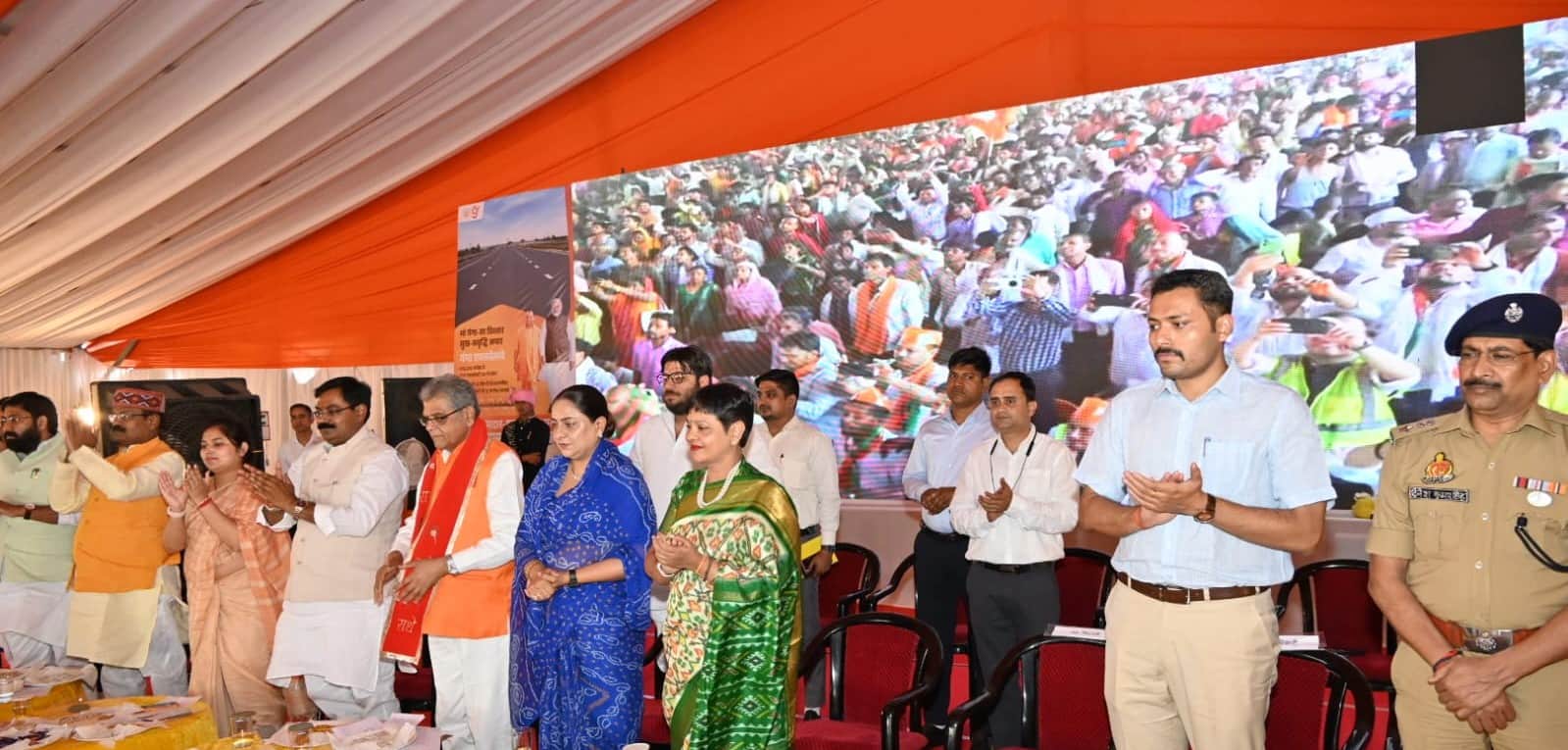 लाडपुर में गंगा एक्सप्रेसवे के लोकार्पण के दौरान मंचासीन प्रभारी मंत्री व अन्य। संवाद