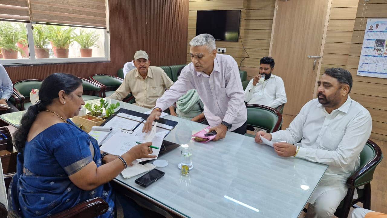लोगों की शिकायत सुनती मेयर रेनू बाला गुप्ता। प्रवक्ता निगम