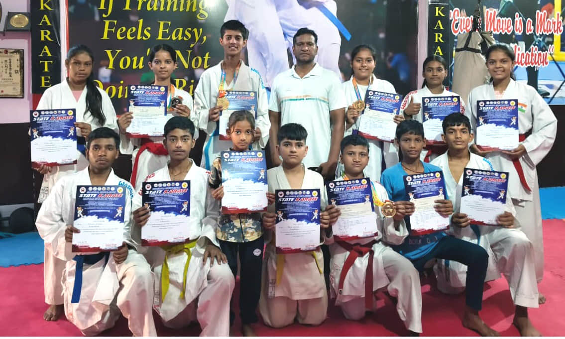 लखनऊ में आयोजित प्रदेश स्तरीय प्रतियोगिता में पदक जीतने वाले खिलाड़ी और कोच। स्रोत: स्वयं