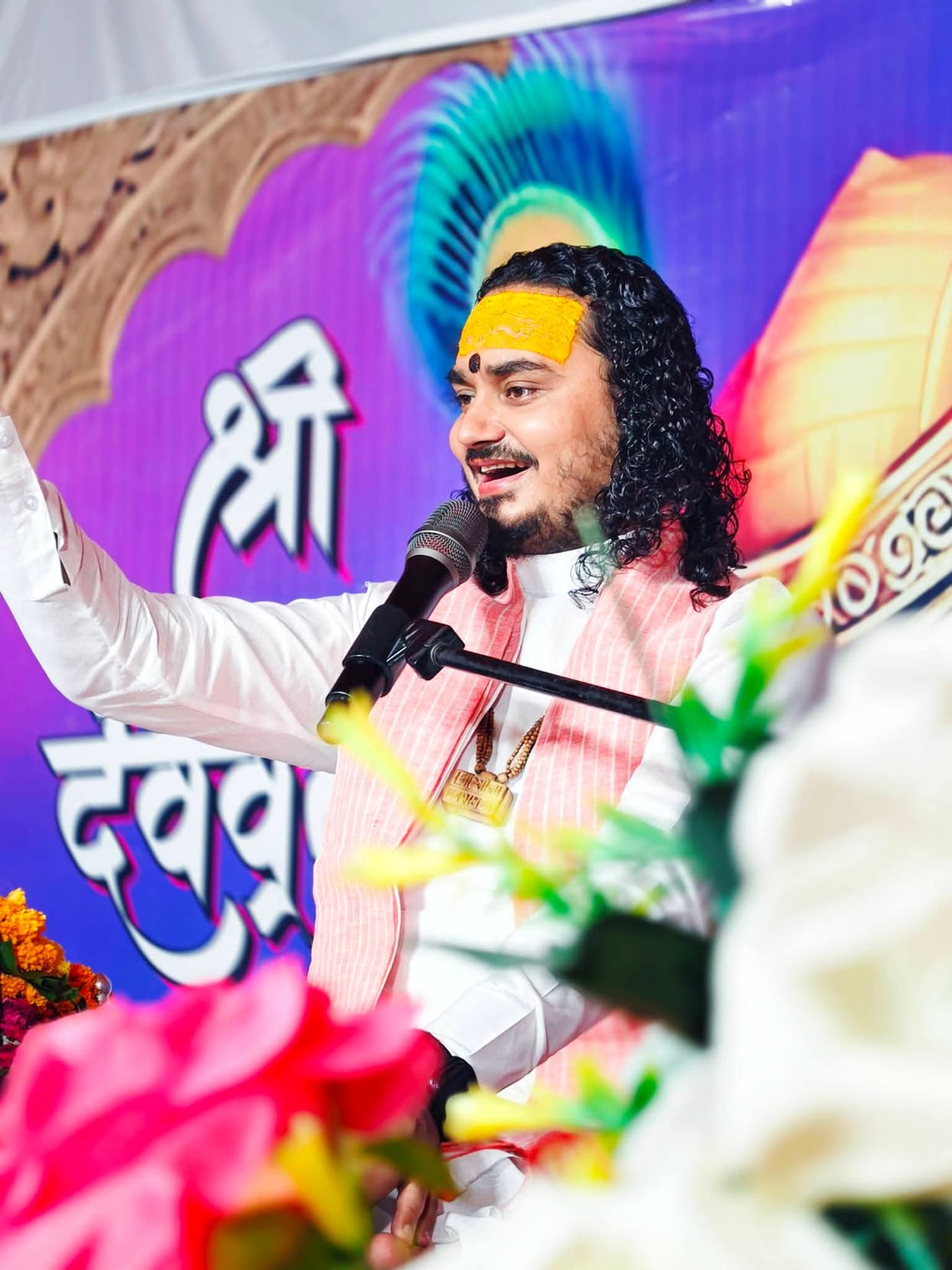 The pandal resounded with the chants of Nanda ke Anand Bhayo
