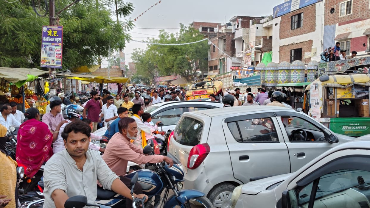 People are troubled by traffic jam in Lalgopalganj