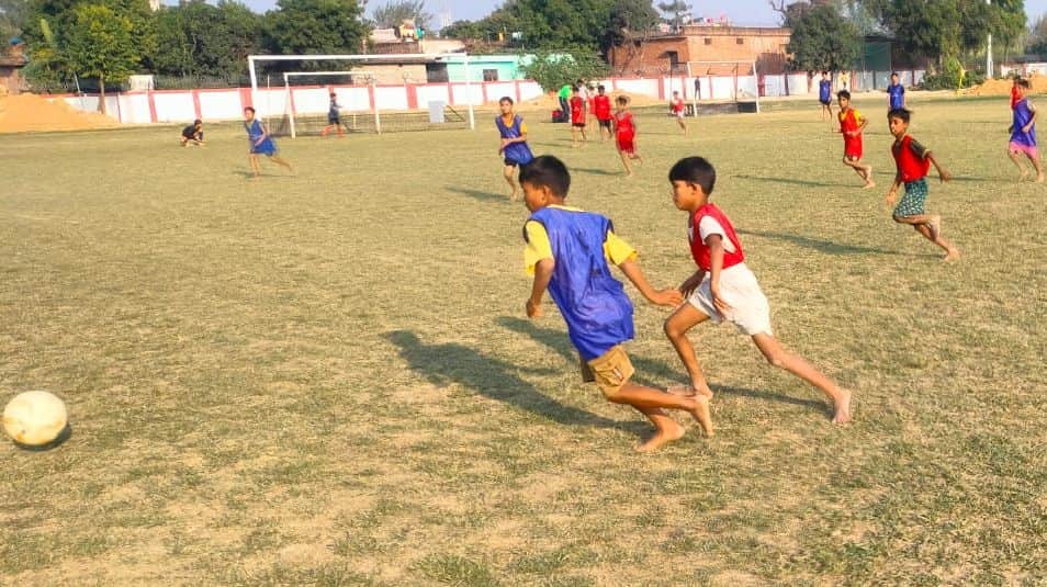 लालपुर स्पोर्ट्स स्टेडियम में अभ्यास करते खिलाड़ी। संवाद