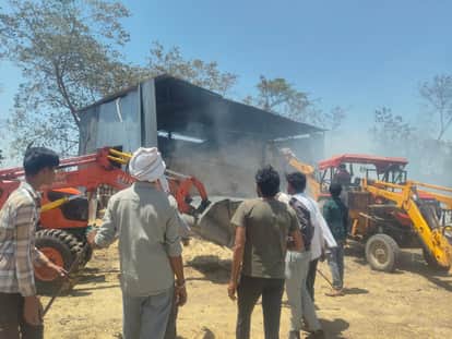 Sehore news:Power dept spark triggers double fire, farmer loses ₹25 lakh, son severely burnt