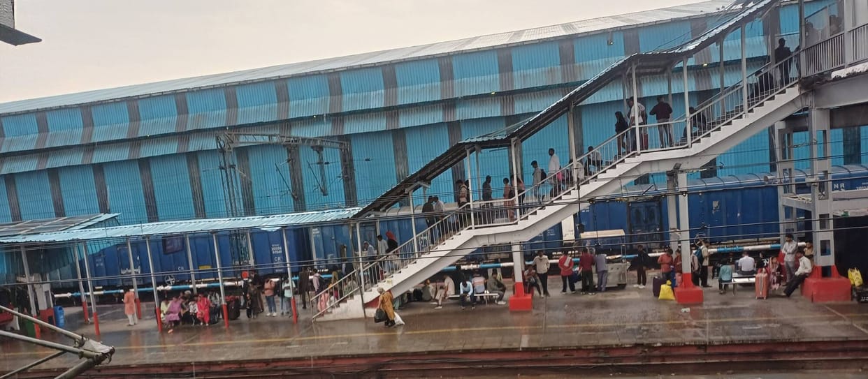 Drizzle brings down mercury by 5 degrees, bringing relief from scorching heat