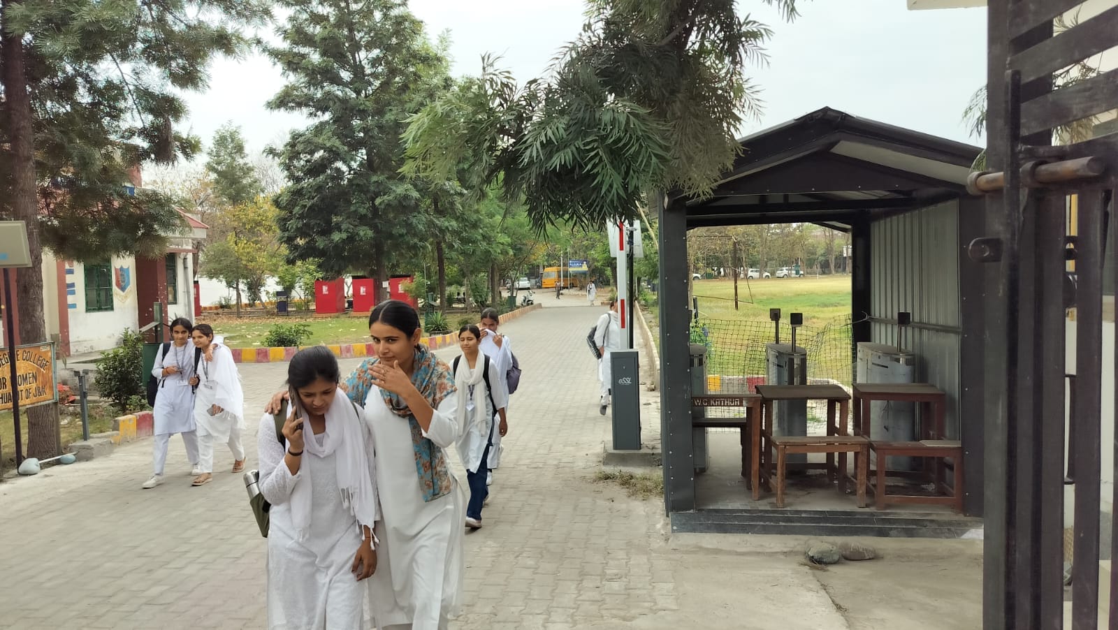 महिला डिग्री कॉलेज में आती छात्राएं और बंद पड़ा बूम बैरियर संवाद