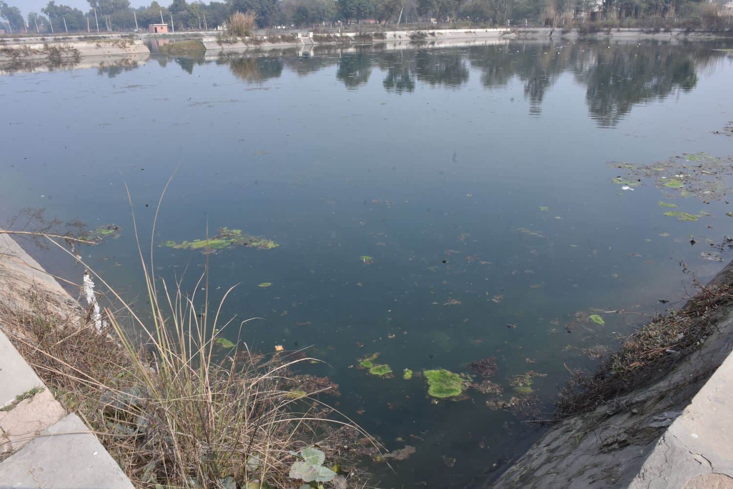 महम रोड पर स्थित जलघर का टैंक।