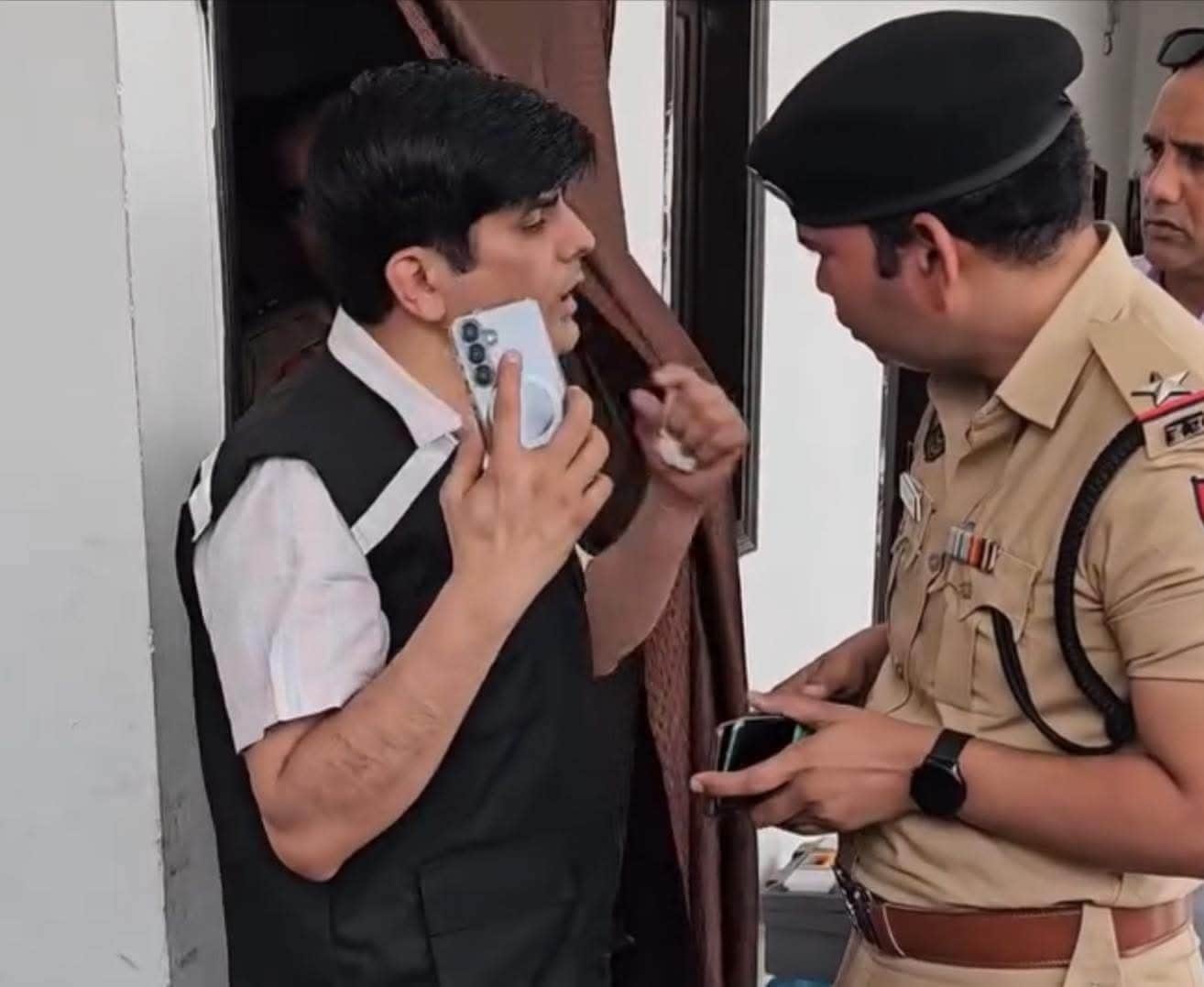 मौके पर पहुंच कर जांच करते पुलिस कर्मी स्वयं