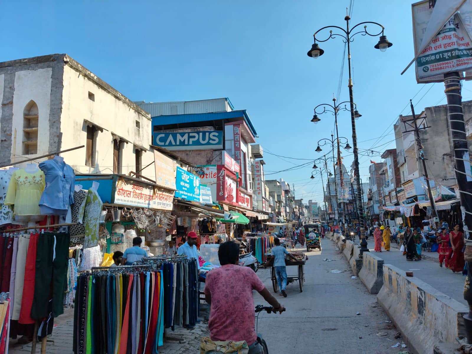 मुख्य बाजार में लोगों की चहल पहल। संवाद