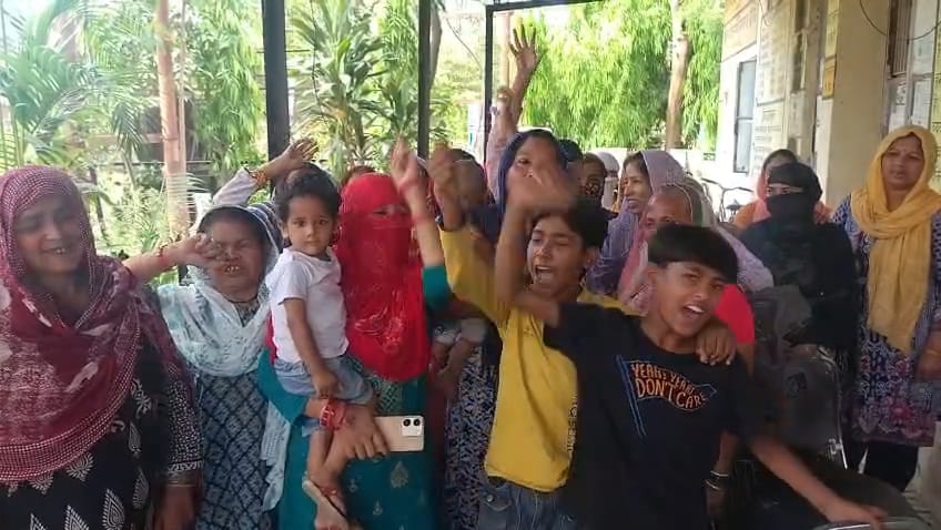 Women protest at Pallavapuram power station against smart meters