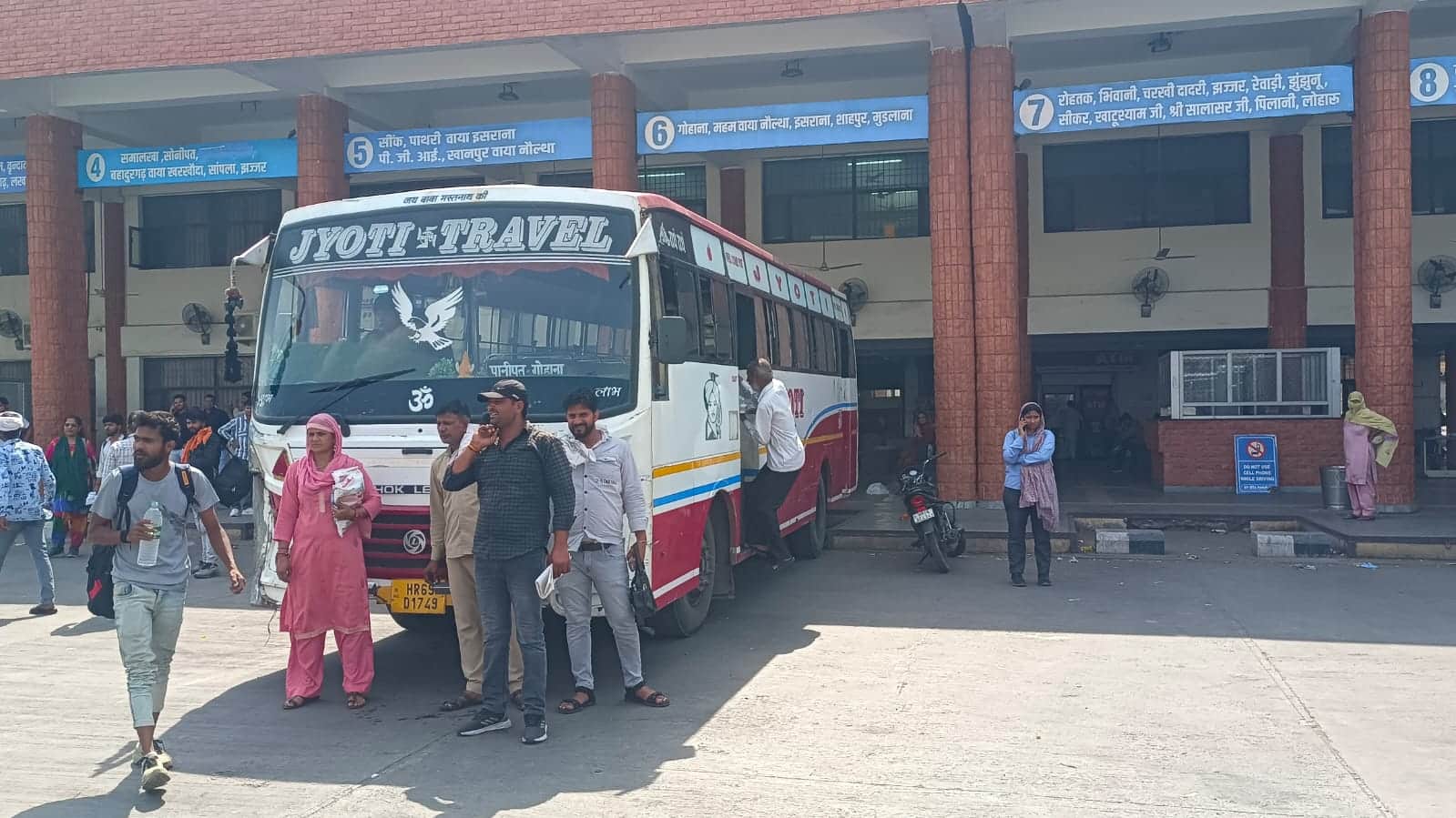 नए बस स्टैंड पर खड़ी प्राइवेट बस। संवाद