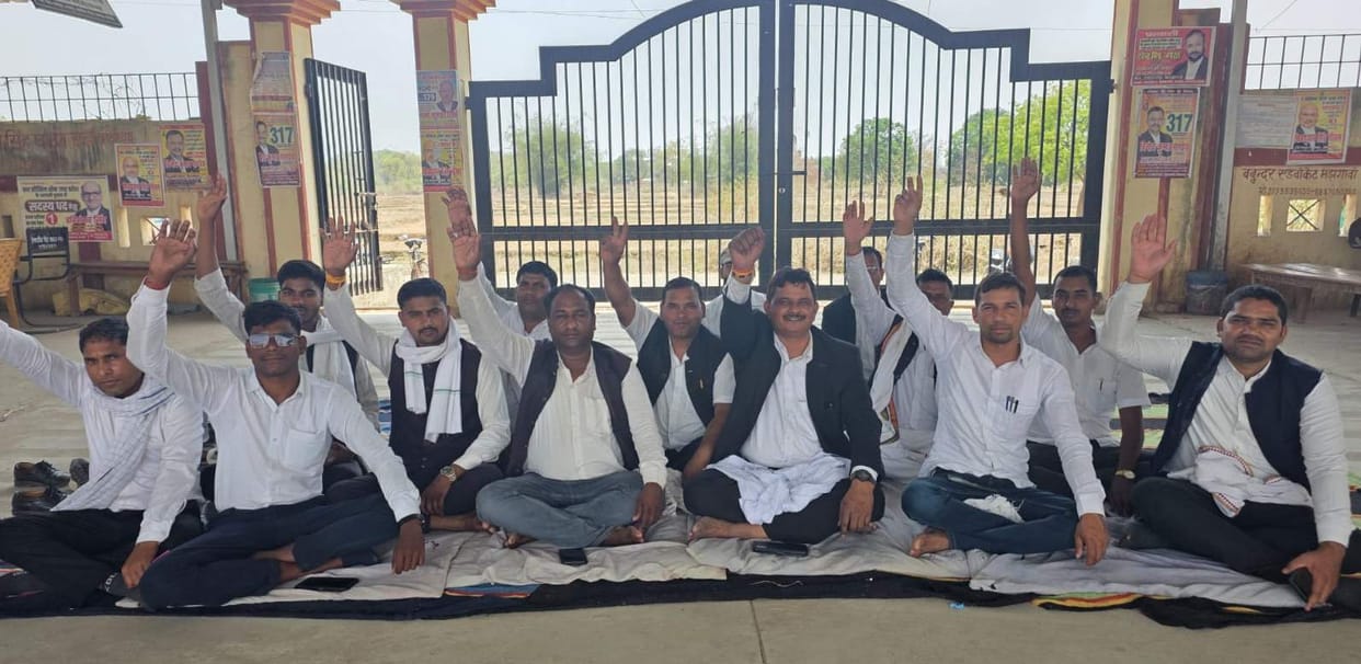 The lawyers' protest at the tehsil continues on the 12th day