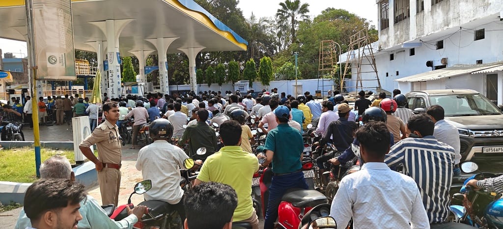 Outcry for diesel and petrol... pumps dry, long queues at some places