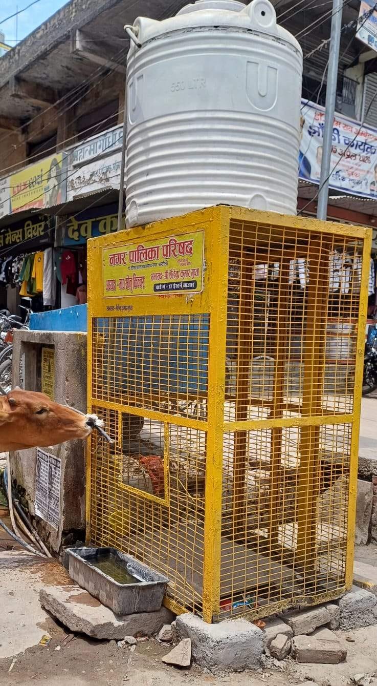 The water cooler installed 73 steps away from the municipality is missing; when asked, it was said to have been sent for repairs.