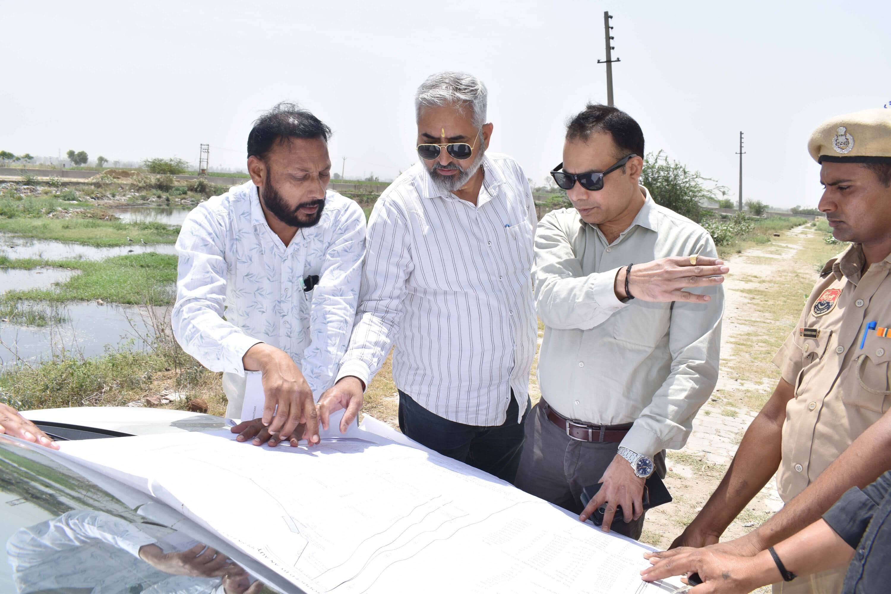  पिंगली डेयरी परियोजना के बारे में जानते संयुक्त आयुक्त दलजीत सिंह और अन्य। प्रवक्ता निगम