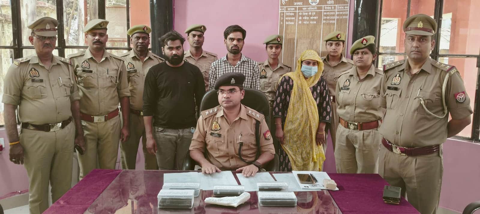  पुलिस गिरफ्त में आरोपी। स्रोत :पुलिस