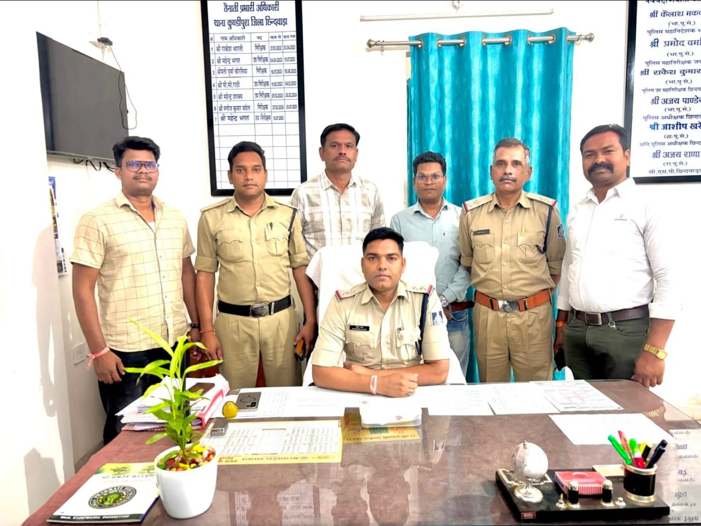 जानकारी देते पुलिस अधिकारी