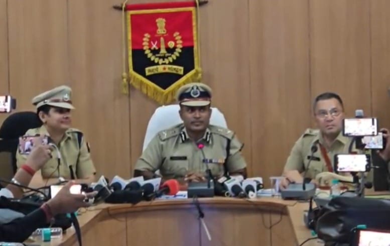 प्रेस वार्ता में एडीजी दिनेश एमएन व अन्य पुलिस अधिकारी