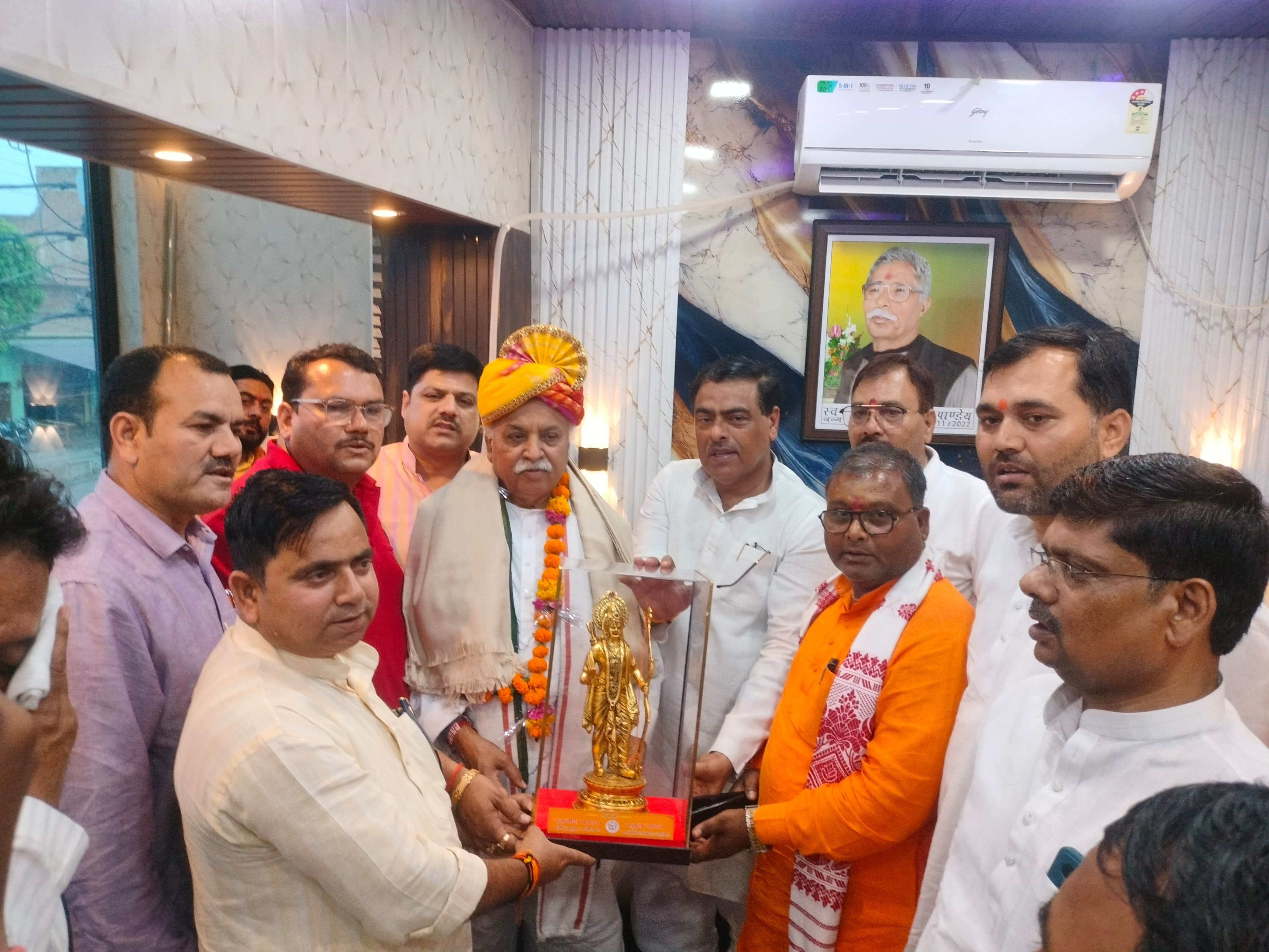 प्रवीण तोगड़िया का स्वागत करते लोग