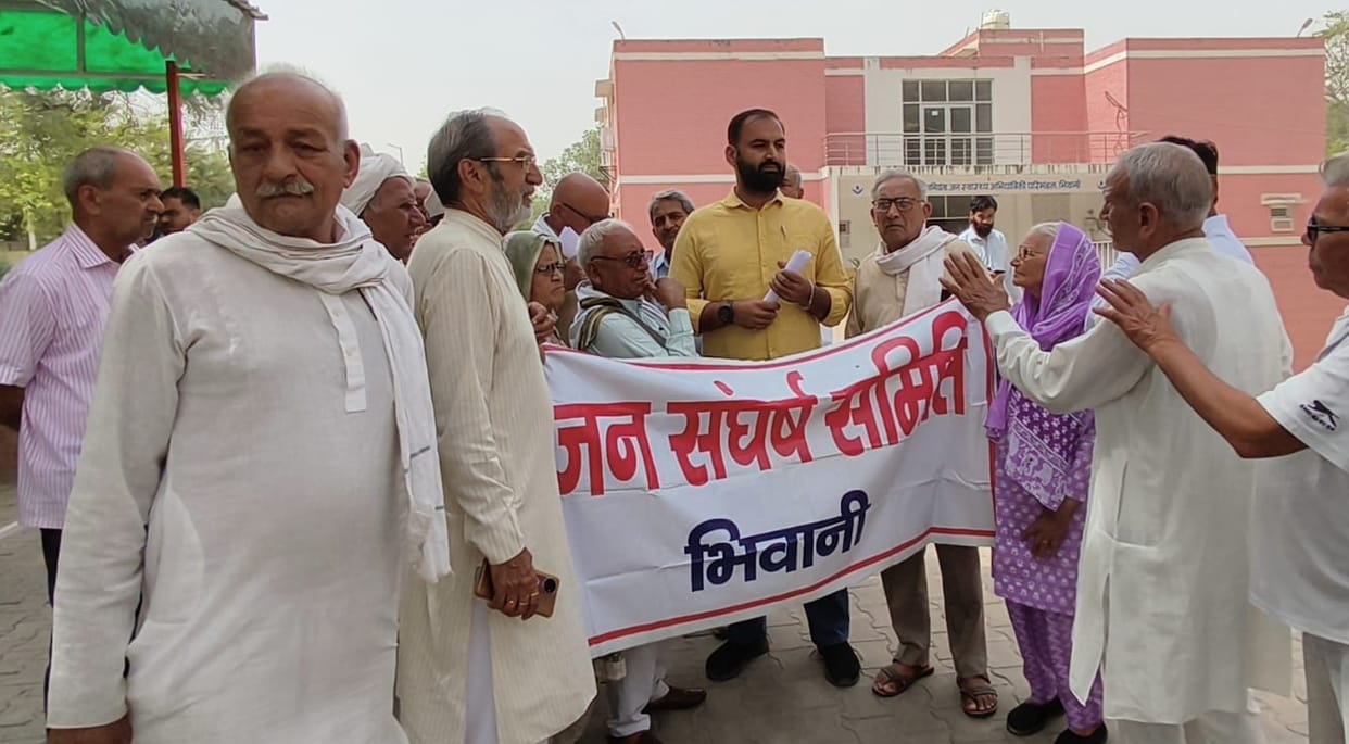 Residents of Vidya and Kirti Nagar are furious over the drinking water crisis for the past week and protest against the department.