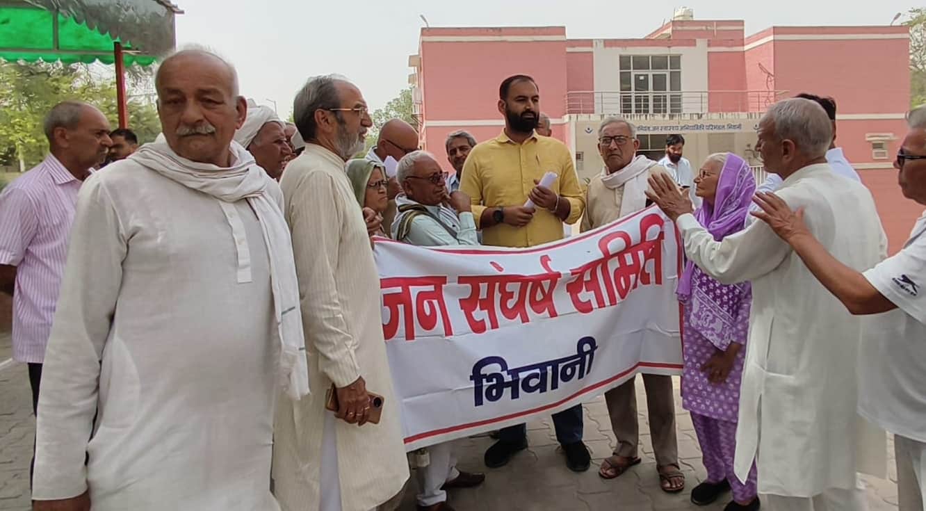 पेयजल समस्या से परेशान जनस्वास्थ्य अभियांत्रिकी विभाग कार्यालय पर प्रदर्शन करते कालोनी निवासी।