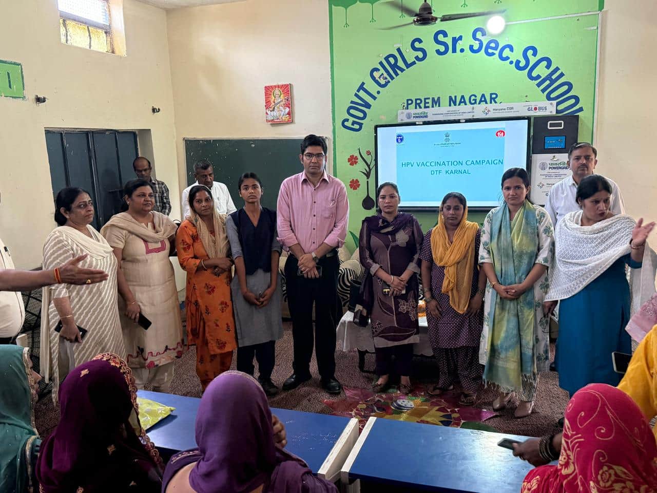 राजकीय कन्या मॉडल संस्कृति वरिष्ठ माध्यमिक विद्यालय में बच्चों को जानकारी देते डीसी डा. आनंद कु